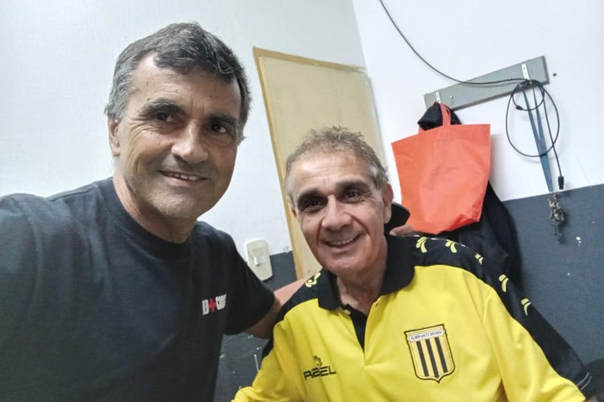Waldo Charubbi, un hombre ligado a Almirante Brown desde la cuna, es la "voz del estadio" en Isidro Casanova. En la foto, junto al enviado de El Litoral