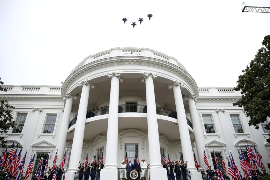 US President Donald Trump, First Lady Melania Trump, Britain's King Charles III and Queen Camilla watch a flyover of military planes during an arrival ceremony on the South Lawn of the White House in Washington, DC, on April 28, 2026. HENRY NICHOLLS/Pool via REUTERS
