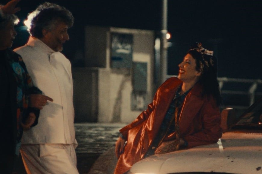 “Las fuerzas armadas del amor”: Sofía Gala Castiglione  y Fito Páez, durante el rodaje del clip.