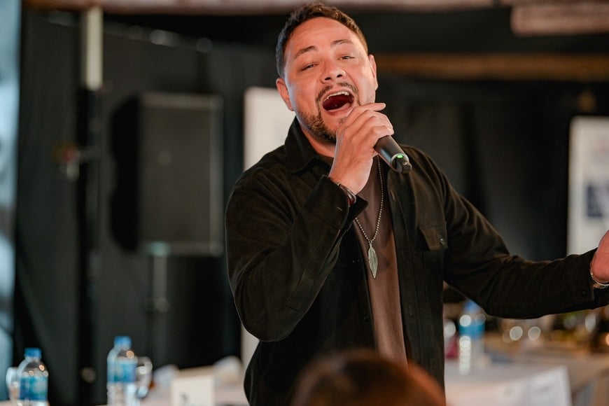 “El campo también es eso, es raíz, es tradición. Así que por supuesto que esa es mi conexión con el campo y su gente”, expresó el artista