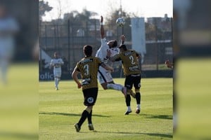Duro partido para el Sabalero en Isidro Casanova. Crédito: Prensa Colón