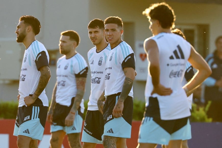 Soccer Football - International Friendly - Argentina Training - Ezeiza Training Complex, Buenos Aires, Argentina - March 25, 2026
Argentina's Enzo Fernandez and Exequiel Palacios with teammates during training REUTERS/Agustin Marcarian