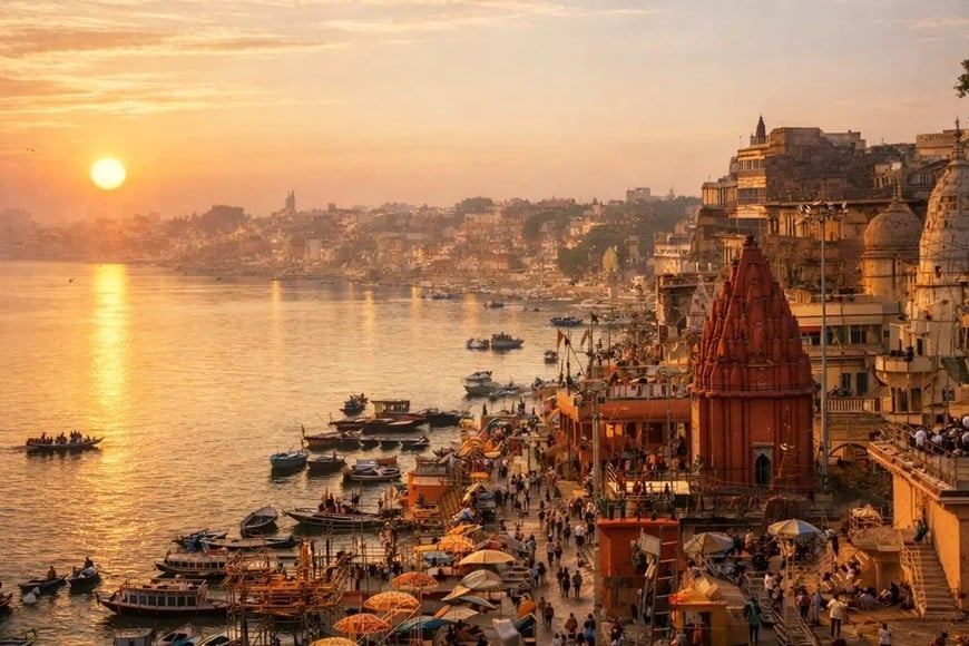 Varanasi, también conocida como Benarés, es considerada la ciudad sagrada del hinduismo y uno de los núcleos urbanos habitados más antiguos del mundo.