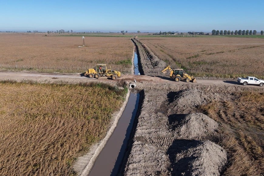 Las intervenciones abarcan más de 900 kilómetros de canales en distintas regiones de la provincia.