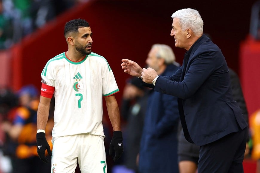 Soccer Football - CAF Africa Cup of Nations - Morocco 2025 - Round of 16 - Algeria v Democratic Republic of Congo - Moulay El Hassan Stadium, Rabat, Morocco - January 6, 2026
Algeria's Riyad Mahrez talks to the coach Vladimir Petkovic REUTERS/Siphiwe Sibeko