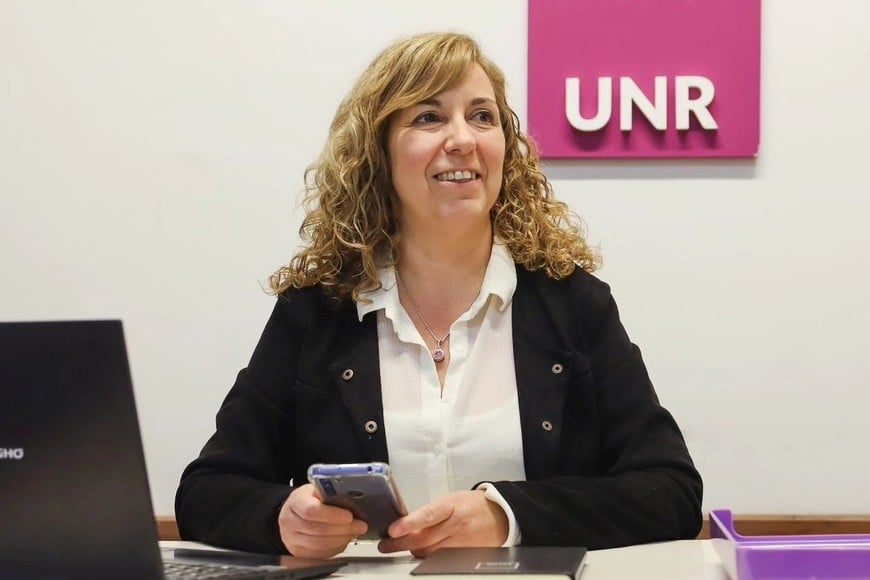 Carina Gerlero, secretaria del Área Académica de la UNR, explicó a quién está dirigido el programa "rEGRESAR". Foto: Gentileza