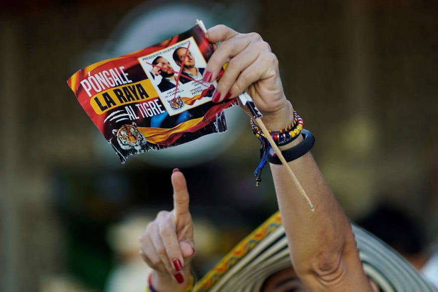 Supporters of Colombian presidential candidate Abelardo De La Espriella of the political movement Defenders of the Homeland react as results are posted in the first round of the presidential election, in Barranquilla, Colombia May 31, 2026. REUTERS/Sergio Acero