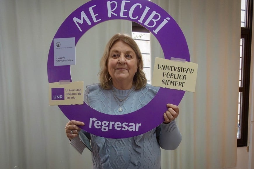 Delia, un ejemplo de que a los 75 años, no es tarde para conseguir un título. Foto: Gentileza