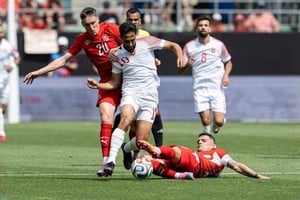 Jordania cayó 4-1 ante Suiza en un amistoso, revelando fallas defensivas críticas. La actuación del arquero Abu Laila evitó una goleada aún mayor.