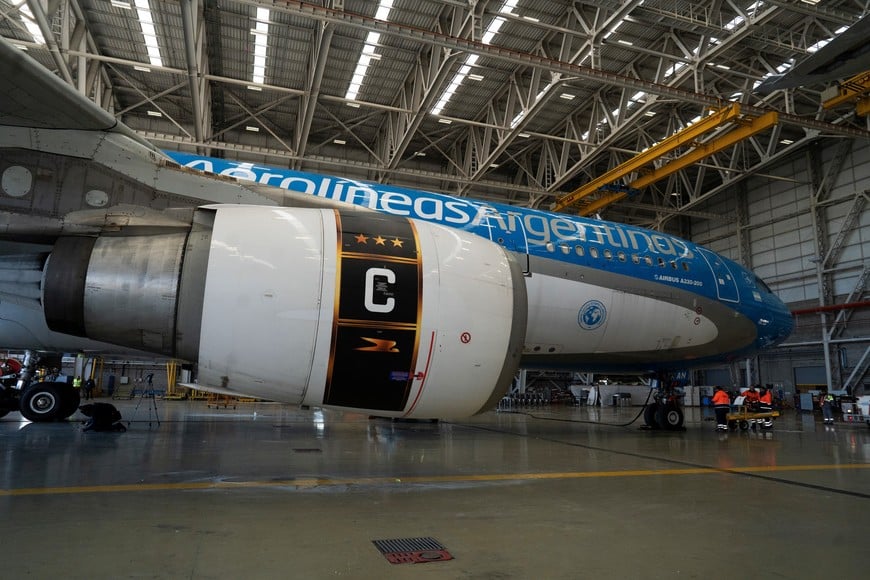 (261022) -- EZEIZA, 22 mayo, 2026 (Xinhua) -- Un avión Airbus A330-200 de Aerolíneas Argentinas que trasladará a jugadores y cuerpo técnico de la selección nacional argentina de fútbol durante la Copa Mundial de la FIFA 2026 es visto en un hangar en el Aeropuerto Internacional Ministro Pistarini, en la ciudad de Ezeiza, Argentina, el 22 de mayo de 2026. (Xinhua/Martín Zabala) (mz) (rtg) (ra) (vf)