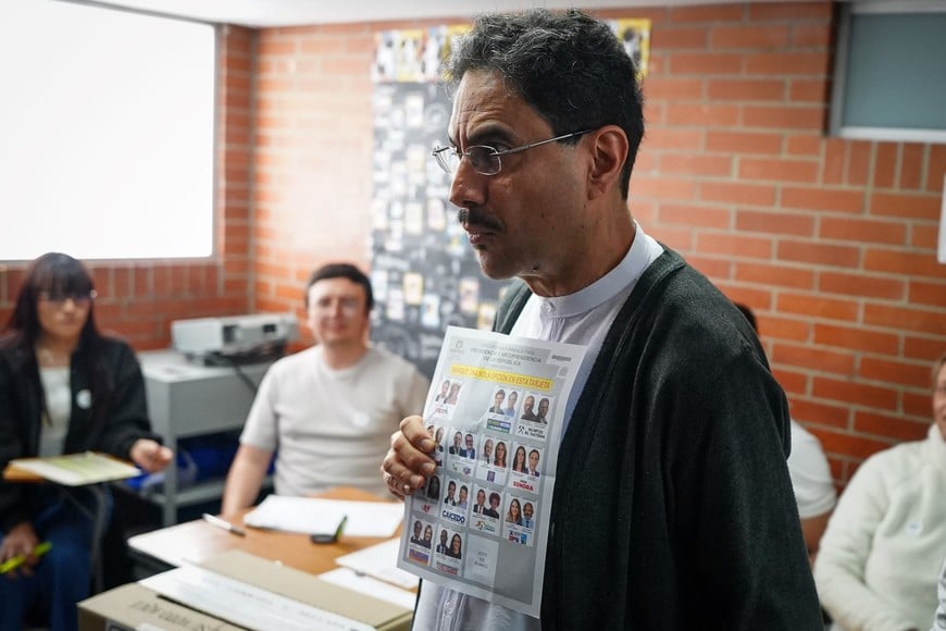 (260531) -- BOGOTA, 31 mayo, 2026 (Xinhua) -- El candidato a la Presidencia colombiana por el partido Pacto Histórico, Iván Cepeda Castro (d), muestra su boleta electoral durante la jornada electoral en un centro de votación, en el sur de la ciudad de Bogotá, capital de Colombia, el 31 de mayo de 2026. La jornada electoral en Colombia para elegir al nuevo presidente y vicepresidente para el período 2026-2030 dio inicio el domingo a las 8:00 (hora local) con la apertura de 120.527 mesas de votación en 13.489 distritos electorales, repartidos en todo el territorio nacional, en donde fueron desplegados más de 400 mil miembros de la Fuerza Pública para garantizar la seguridad durante los comicios. (Xinhua/Andrés Moreno) (am) (rtg) (ah)