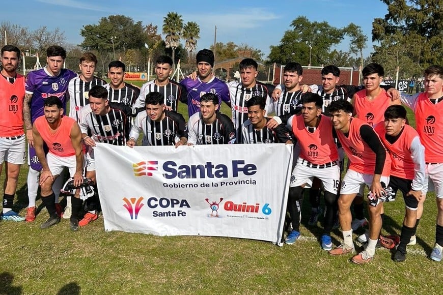El plantel de Timbuense que lograron el pasaje a la tercera fase. Foto: Pablo Busso.