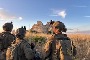 Imagen publicada el 31 de mayo de 2026 de las fuerzas terrestres israelíes llevando a cabo una operación militar, en la Cresta de Beaufort, en el sur de Líbano. Foto: Xinhua / FDI.