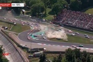 Un choque en la primera curva de Monza dejó a 11 autos fuera de combate, alterando la clasificación y forzando la intervención del auto de seguridad.