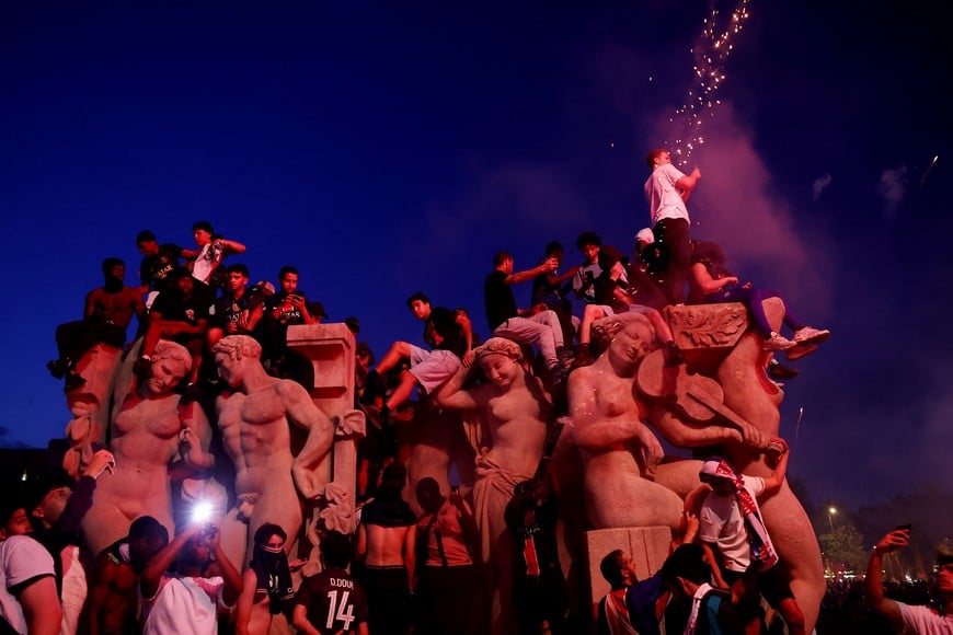 Soccer Football - UEFA Champions League - Paris St Germain fans celebrate winning the UEFA Champions League - Trocadero, Paris, France - May 30, 2026
Paris St Germain fans celebrate with flares after winning the UEFA Champions League REUTERS/Abdul Saboor