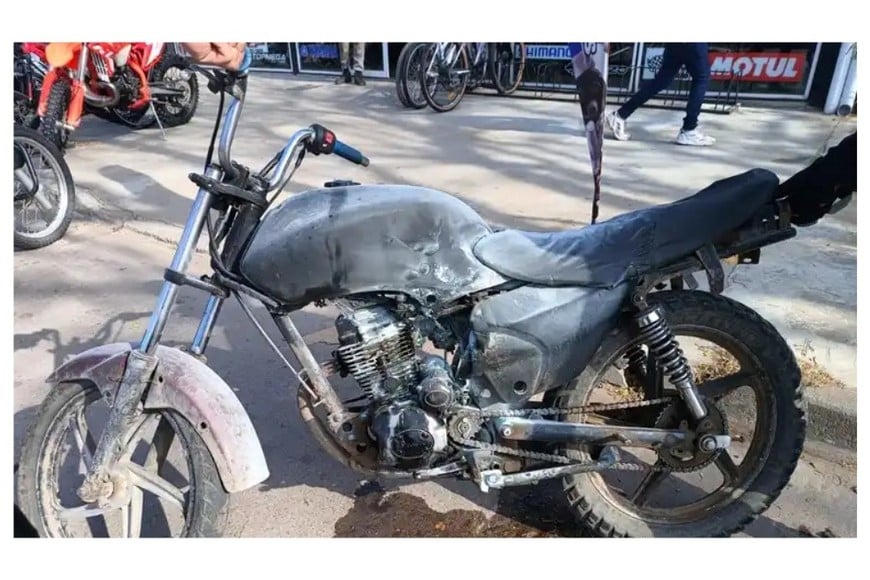 La moto que intentó quemar.