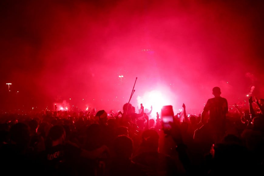 Soccer Football - UEFA Champions League - Paris St Germain fans celebrate winning the UEFA Champions League - Trocadero, Paris, France - May 30, 2026
Paris St Germain fans celebrate with flares after winning the UEFA Champions League REUTERS/Abdul Saboor