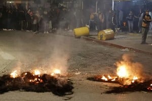 Protestas y piedrazos a la policía tras confirmarse la muerte de Agostina Vega. Foto: NA.