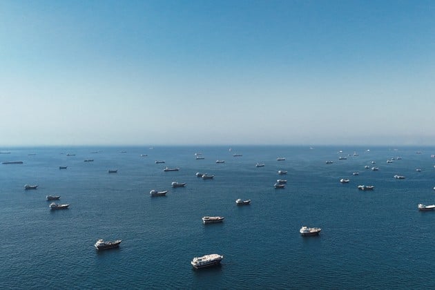 Una imagen tomada con un dron muestra embarcaciones en el estrecho de Ormuz, vista desde Musandam, Omán, este 1 de junio de 2026. Crédito: REUTERS/Stringer