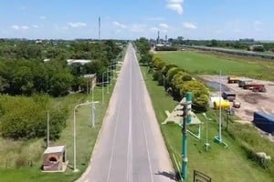 Las únicas cuadras asfaltadas que hoy tiene el pueblo llegaron en 2019 con el acceso pavimentado.