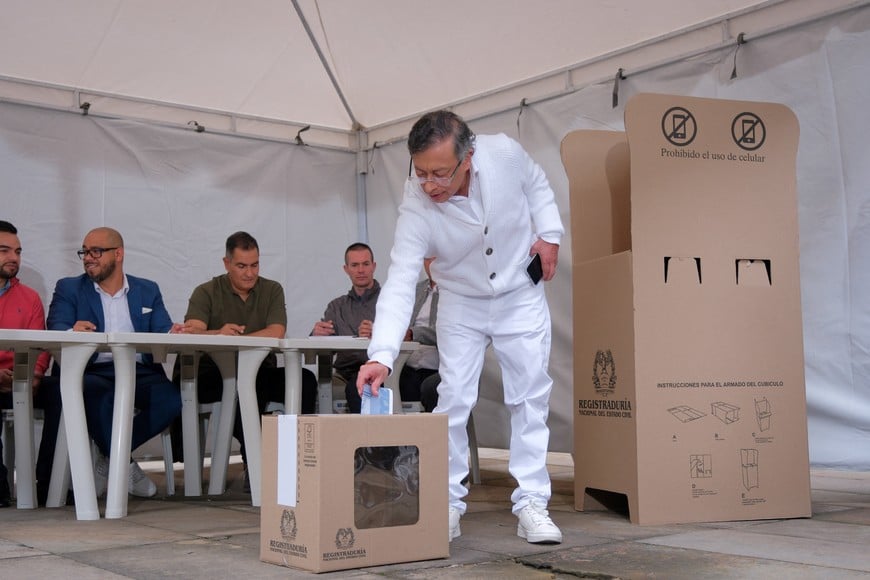 Colombian President Gustavo Petro casts his vote at the Congress of the Republic during the first round of the presidential election, in Bogota, Colombia in this handout photo released on May 31, 2026. Colombian Presidency/Handout via REUTERS THIS IMAGE HAS BEEN SUPPLIED BY A THIRD PARTY. NO RESALES. NO ARCHIVES
