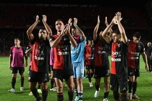 Barrios y Rasmussen, junto a Antonio, saludan a los hinchas sabaleros luego de uno de los partidos que jugó el equipo en el Centenario.