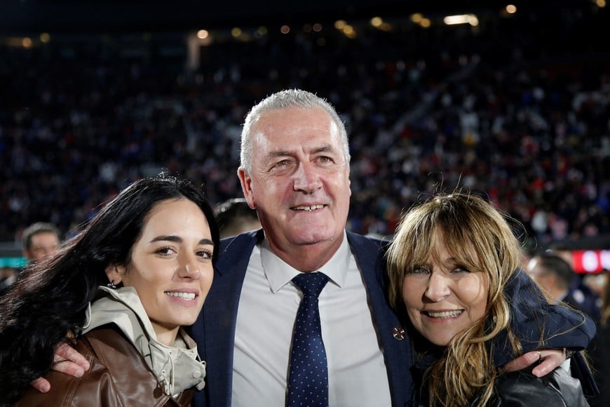Soccer Football - World Cup - CONMEBOL Qualifiers - Paraguay v Ecuador - Estadio Defensores del Chaco, Asuncion, Paraguay - September 4, 2025
Paraguay coach Gustavo Alfaro celebrates after qualifying for the World Cup with his family REUTERS/Cesar Olmedo