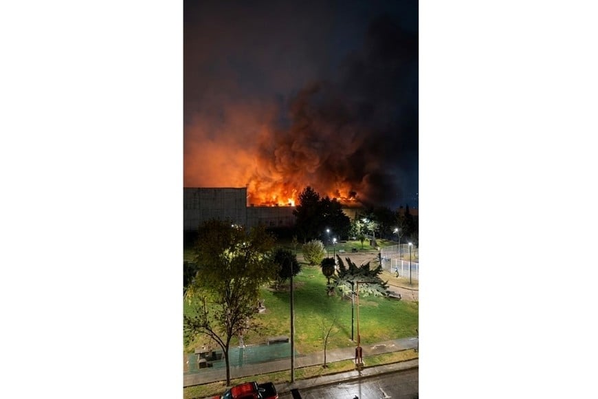 Los equipos trabajaron de manera coordinada utilizando autobombas, camiones cisterna y maquinaria pesada para contener el avance del fuego.