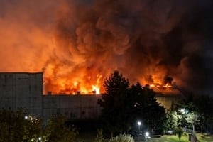 Las llamas provocaron importantes daños materiales y obligaron a desplegar un amplio operativo de emergencia