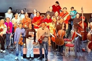 La orquesta en pleno, con el invitado y la directora al frente. Foto: Gentileza SJST