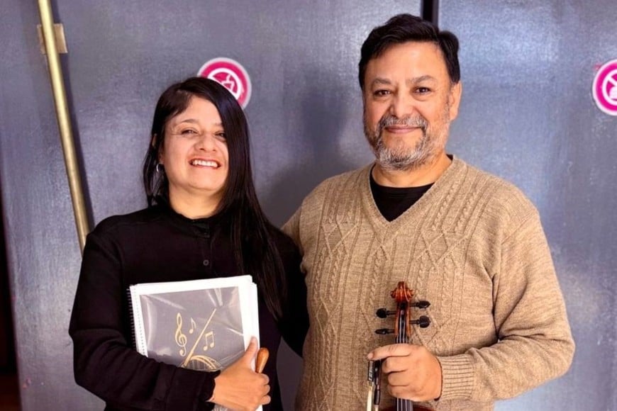 Gisela Olivera directora de la Orquesta Sinfónica Juvenil de Santo Tomé, junto a Raúl Vallejos, concertino de la Orquesta Sinfónica Provincial de Santa Fe