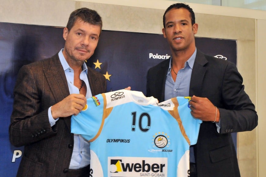 Marcelo Tinelli junto al cubano Dennis, uno de los tantos jugadores que llevó a Bolívar para jugar al voley.