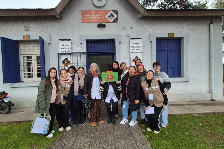 Docentes de 3er grado de las escuelas primarias de la ciudad vivenciaron la propuesta del municipio que recorre el edificio municipal, el cuartel de los Bomberos Voluntarios, el Museo Malatesta y el Concejo Deliberante.