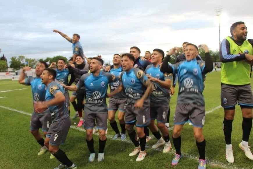 El festejo de los jugadores de Ciudad Bolívar cuando consiguieron el ascenso a Primera Nacional