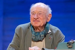 Edgar Nahoum (1921-2026), mucho más conocido como Edgar Morin. Filósofo, sociólogo y político francés fallecido el pasado 29 de mayo a los 104 años. Veía el mundo como un todo indisociable, donde el espíritu de los individuos posee conocimientos que son ambiguos y desordenados, que necesitan de acciones retroalimentadoras y dependen de un abordaje que debe darse de manera multidisciplinaria y multirreferenciada para lograr la construcción del pensamiento.