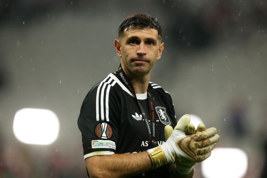 Soccer Football - UEFA Europa League - Final - SC Freiburg v Aston Villa - Besiktas Park, Istanbul, Turkey - May 21, 2026
Aston Villa's Emiliano Martinez reacts with his medal after winning the UEFA Europa League REUTERS/Isabel Infantes
