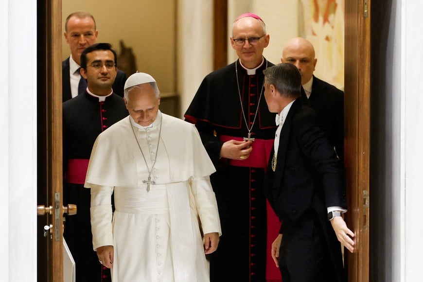 Pope Leo XIV arrives to hold an audience with members of the Italian Association of Scouts and Catholic Scouts of Europe at the Paul VI hall at the Vatican, June 1, 2026. REUTERS/Remo Casilli