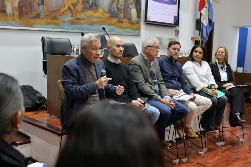Los expositores, expertos en territorio, geografía y demografía. Foto: Gentileza Concejo