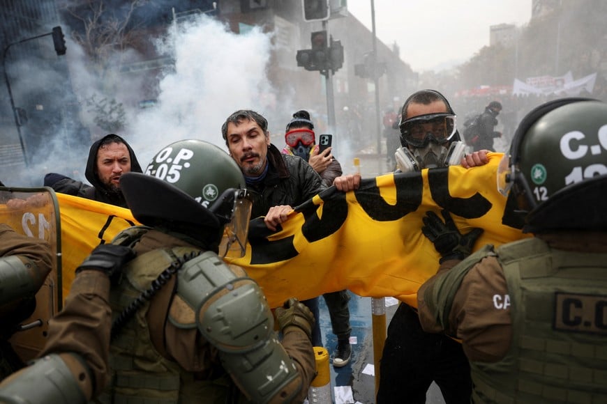 Demonstrators scuffle with riot police during a protest against the policies of Chile's President Jose Antonio Kast's government, in Santiago, Chile, June 3, 2026. REUTERS/Pablo Sanhueza