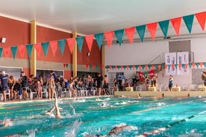 Casi 400 nadadores en la pileta de Sportivo Las Parejas.