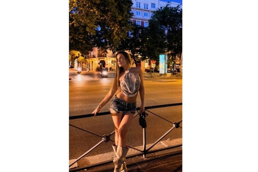 Con un atuendo moderno, Cami Homs posa en una calle de Madrid