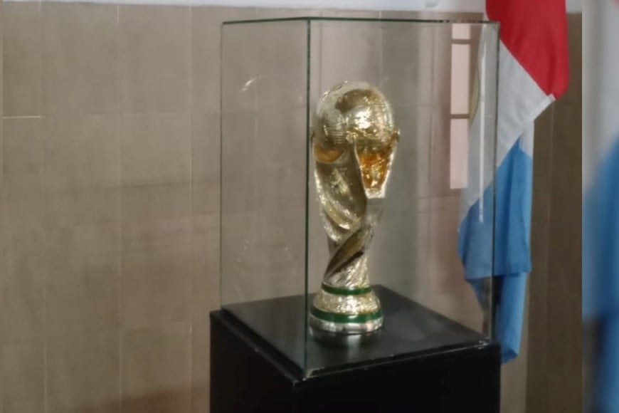 La Copa del Mundo exhibida en el interior de una institución educativa de Santa Fe.