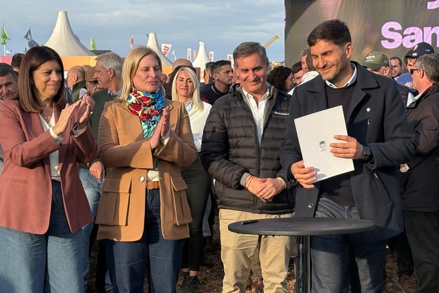 Pullaro y los funcionarios provinciales este miércoles en Agroactiva. Crédito: El Litoral