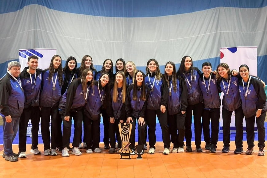Equipo y cuerpo técnico festejan el campeonato.