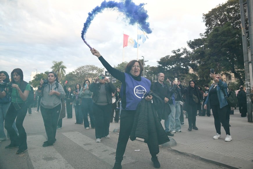 Con carteles y bengalas de humo violeta o verde, las manifestantes se hicieron oir contra la violencia machista. Foto: Manuel Fabatía
