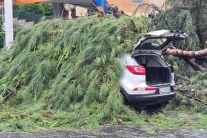 Un inusual tornado azotó el norte de Roma y causó destrozos.