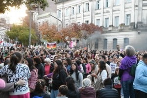 La columna de varias cuadras ingresó a la Plaza 25 de Mayo desde calle General López. Foto: Manuel Fabatía