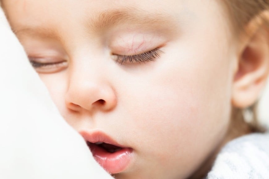 La respiración bucal sostenida durante la infancia puede tener consecuencias que van mucho más allá de los trastornos del sueño.