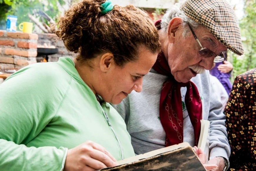 Silvia Majul: Con Ramón Navarro, trabajando en el documental “Un pueblo hecho canción”