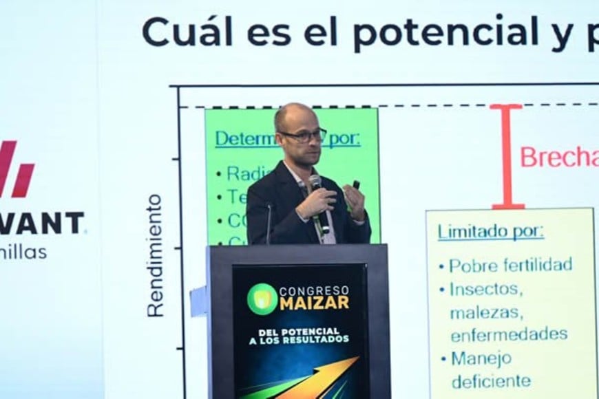 Lo hizo en el panel “Productividad, Rendimientos y Brechas”, en el marco del último Congreso MAIZAR 2026, que compartió con el Ing. Agr. José Micheloud, director comercial de Plexagro e integrante de I&D de AACREA; el Ing. Agr. Andrés Madias, gerente del programa Sistema Chacras Aapresid y que contó con la moderación de la Ing. Agr. María Fernanda González Sanjuan, gerente ejecutiva de Fertilizar AC.